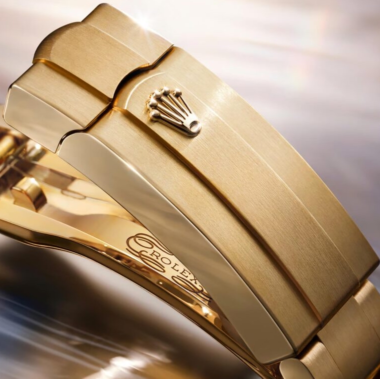 Close up of the gold Oyster bracelet and folding clasp.